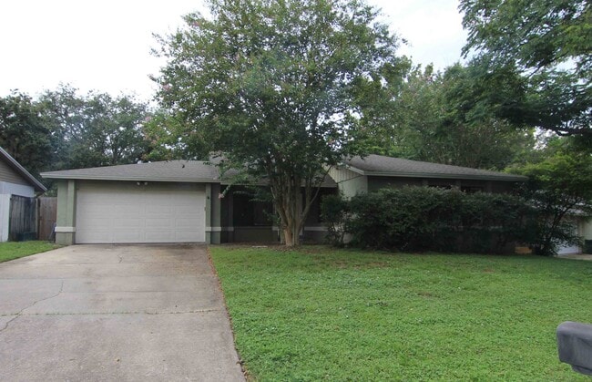 3/2 Single Family home with Fenced Yard - 3/2 Single Family home with Fenced Yard
