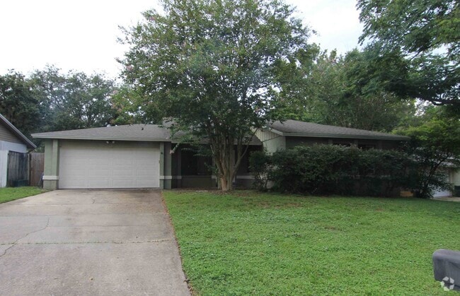 Building Photo - 3/2 Single Family home with Fenced Yard