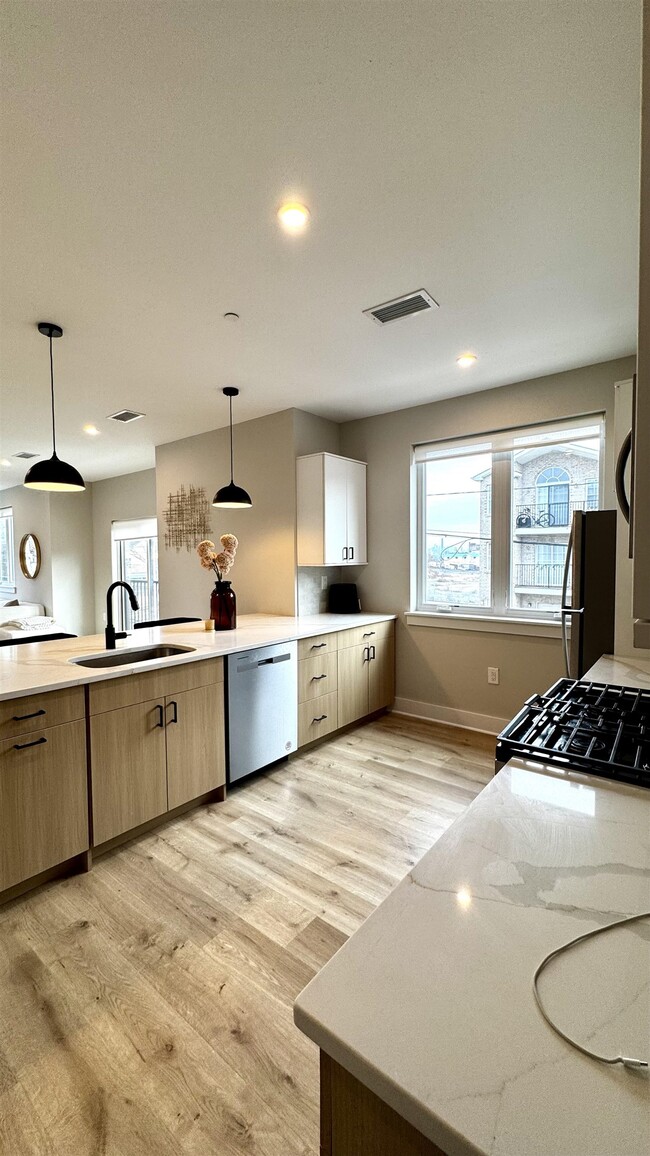 Building Photo - 203-205 Randolph Ave Unit # 101