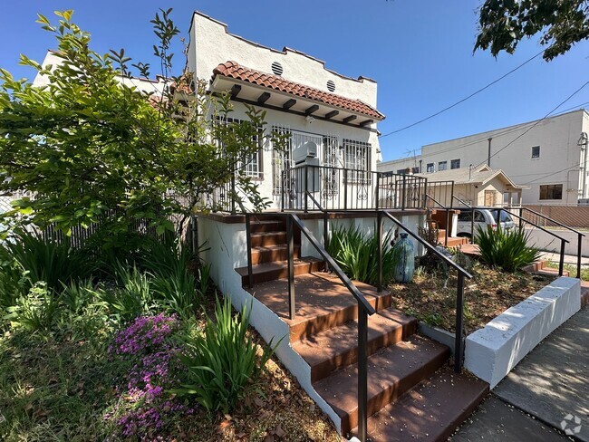 Building Photo - 5 bedrooms, 1.5 baths with parking off Sun... Unit 1528 Rental