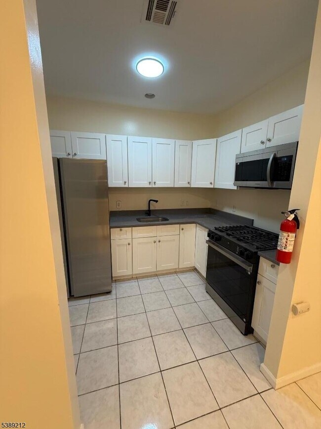 Photo - 1878 Springfield Ave Apartamento Unidad 2B