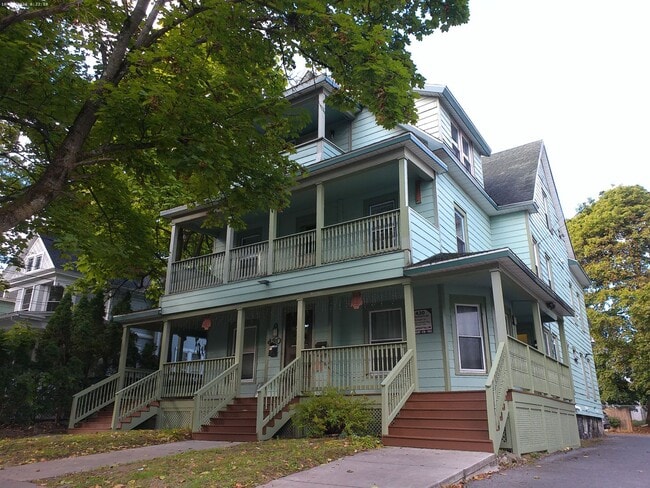 Building Photo - Bright, Beautiful Apartment with Front and... Unit Westcott 430.4