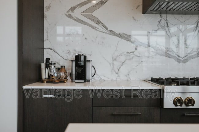 Photo - 3389-3389 Lakeshore Rd