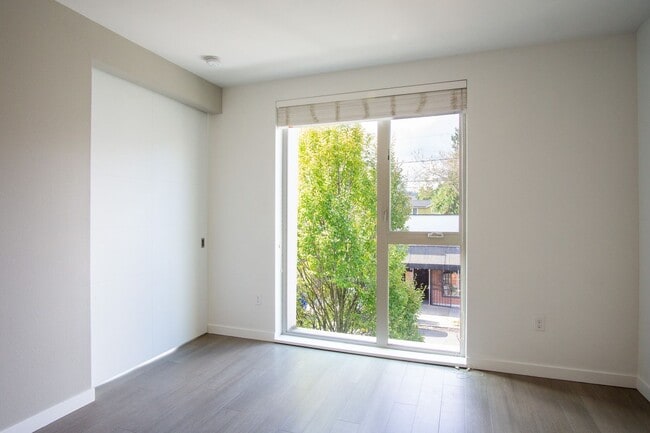 Photo - 2nd Floor Modern & Sleek 1Bdr w/Floor-to-C... Unidad 207