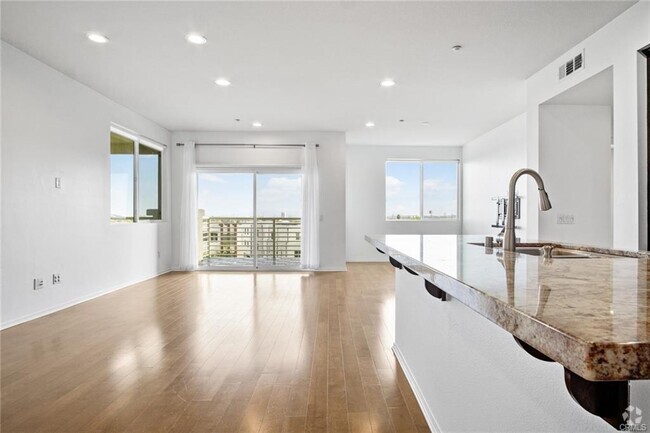 Building Photo - 13126 Union Ave Unit 402 Rental