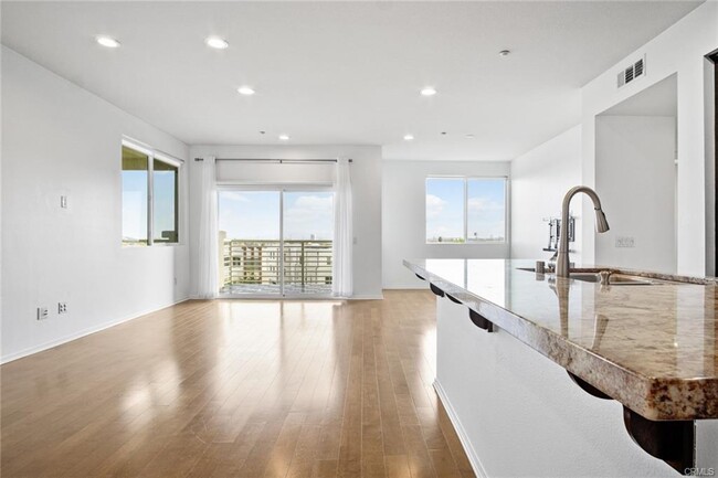 Photo - 13126 Union Ave Unidad 402 Rental