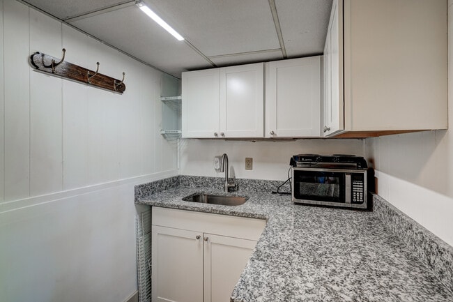 Photo - 1422 Pineview Dr Unit MIL Suite