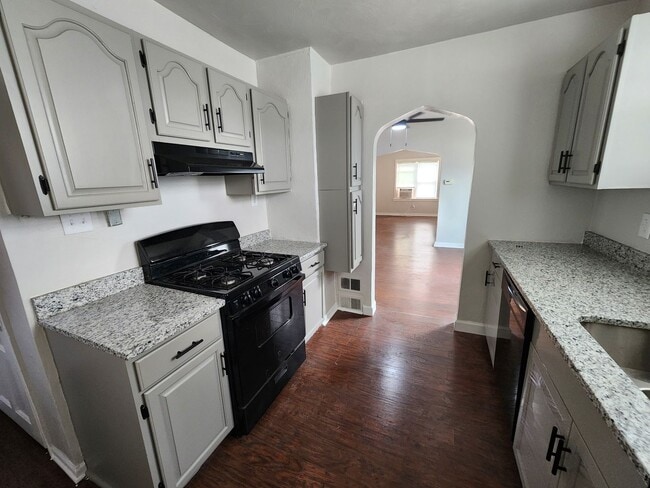 Photo - 824 Oak St