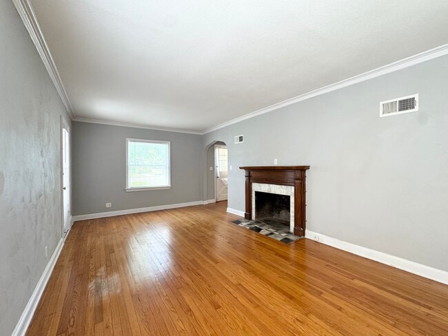 Photo - 738 E Meyer Blvd