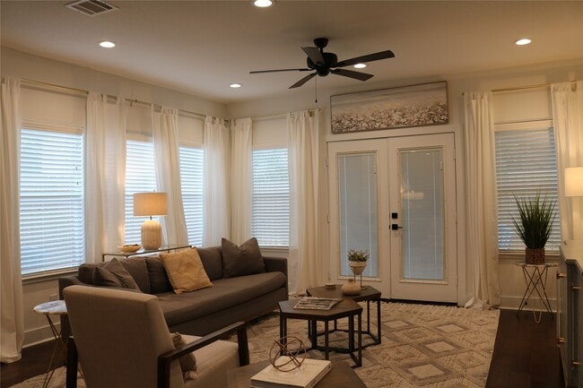 Photo - 4714 Fisk St