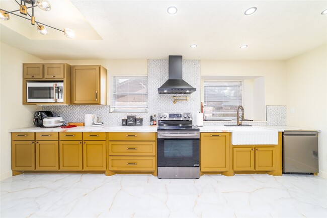 23230 Canyon Lake Dr