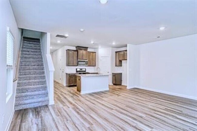 Photo - 206 Telford Dr