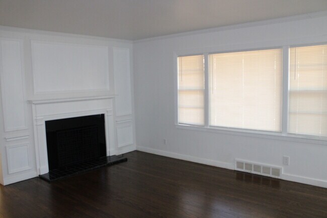 Photo - Spacious 4 bedroom and 2 bath with a very ...