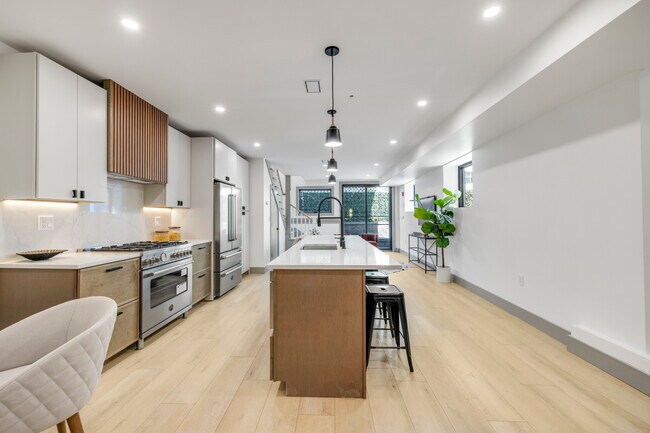 Building Photo - 566 E 3rd St Unit #1 Rental