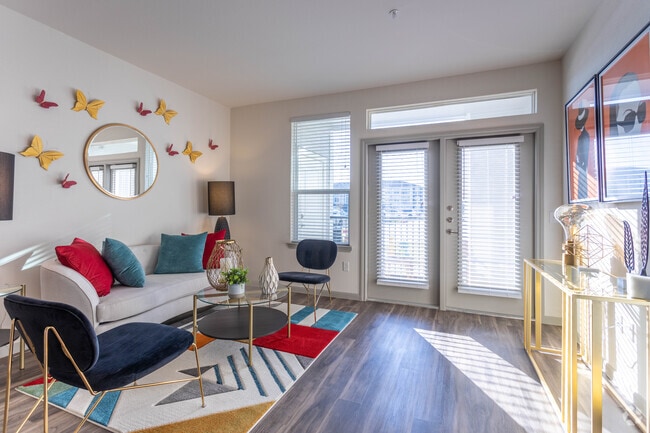 1 BR, 1 BA - 736 SF