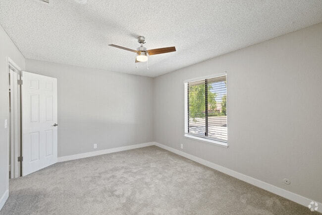 1BR, 1BA - 676 SF - Bedroom