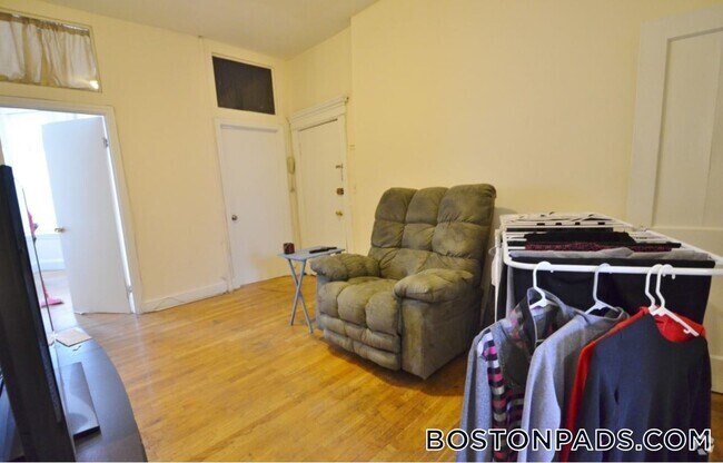 Building Photo - 133 Peterborough St Unit 2 Rental