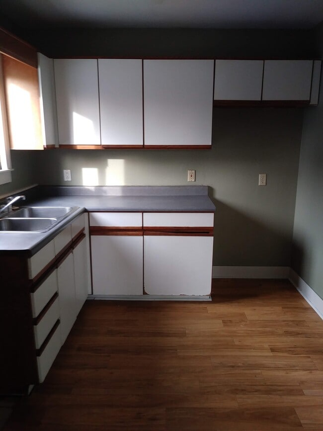 Espacio de cocina para la estufa - 1552 Gallagher St
