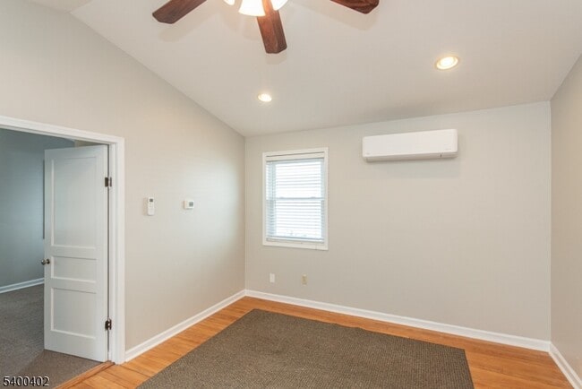 Photo - 59 Iroquois Ave