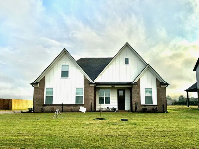 Move-In Special. Now Leasing a brand new 5... - Move-In Special. Now Leasing a brand new 5... House