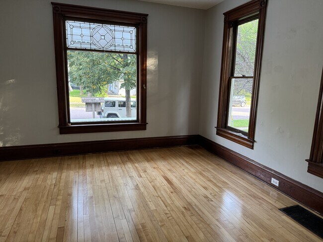 415 W Grand Ave