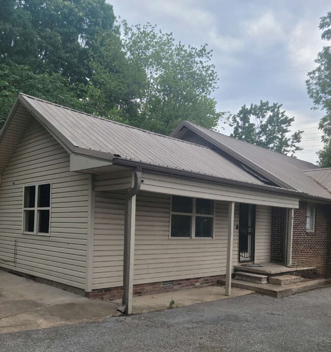 Building Photo - "Charming 1-Bedroom Duplex Retreat on West Nettleton Avenue!"