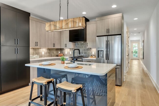 Building Photo - 660 Vernon Ave