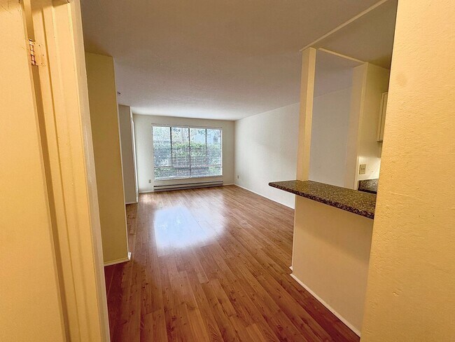 Building Photo - First Floor Studio Available in Watergate Complex of Emeryville! Unit 239