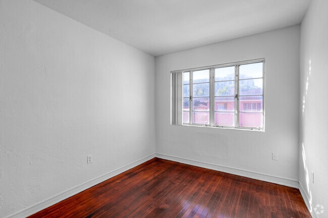 1BR, 1BA - 750SF