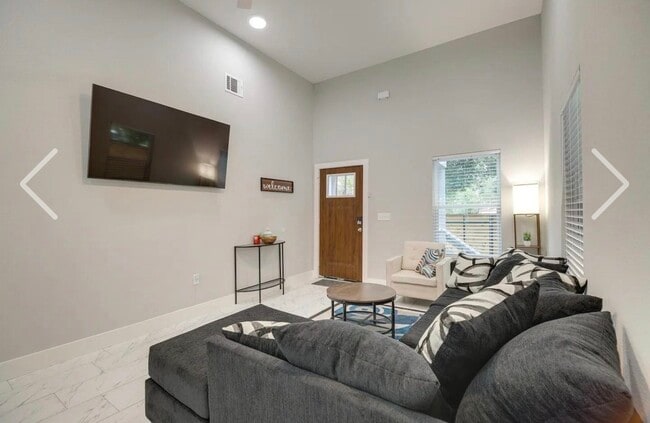 Photo - 3523 Bain St