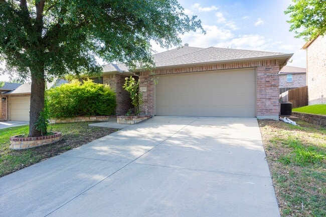 Great curb appeal from the mature shade tr... - Great curb appeal from the mature shade tr... Casa