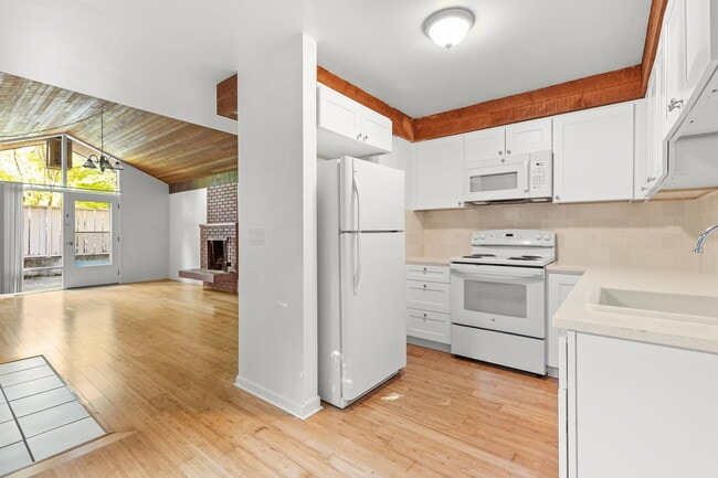 Building Photo - 6780 SW Canyon Terrace Unit 3