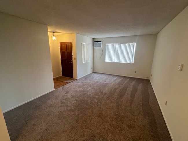 Living room looking toward front door - 3262 Montrose Ave Unidad A