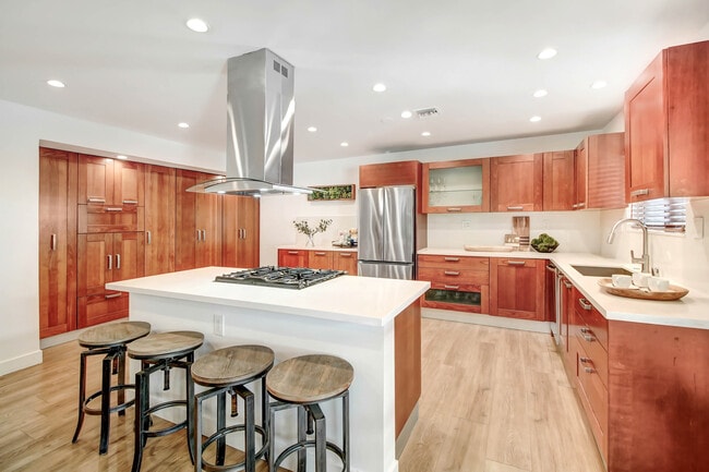 Photo - 4809 Saloma Ave