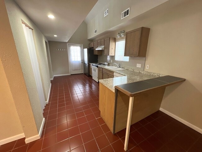 Photo - 627 E 14th St