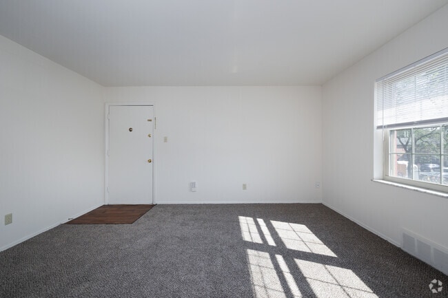 2BR, 1BA - 846SF - Family room