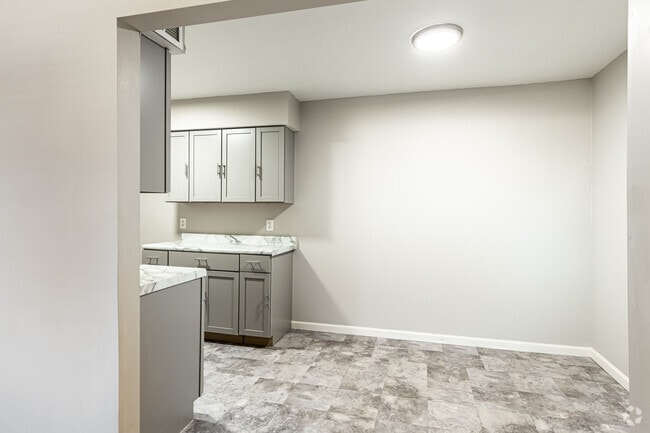 2BR, 1BA - 782SF - Brittany Village