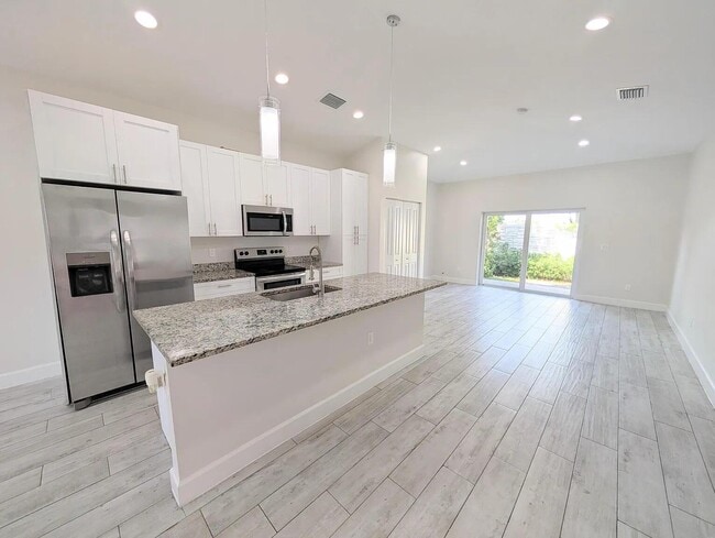 1562 W 26th Ct