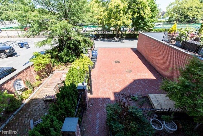 Photo - 5 br, 4.5 bath Triplex - 214 Beacon St 3