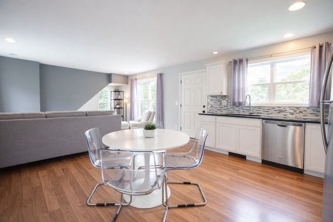 Building Photo - 605 S Aurora St Unit 1