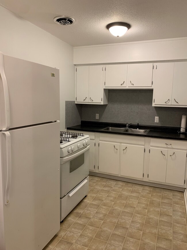 Kitchen - 2209 Philo Rd