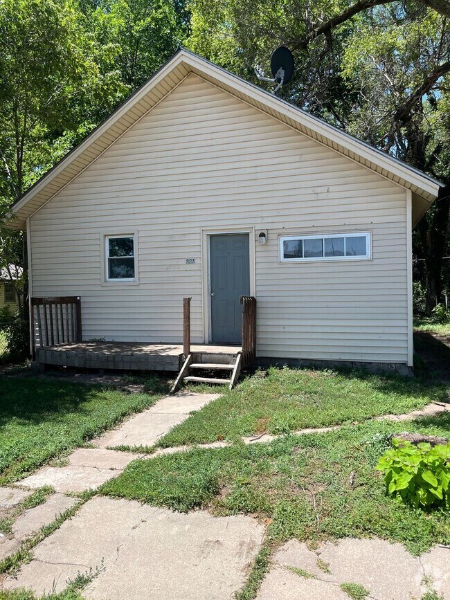 Building Photo - $649 - 1 bed 1 bath - Single Family Home