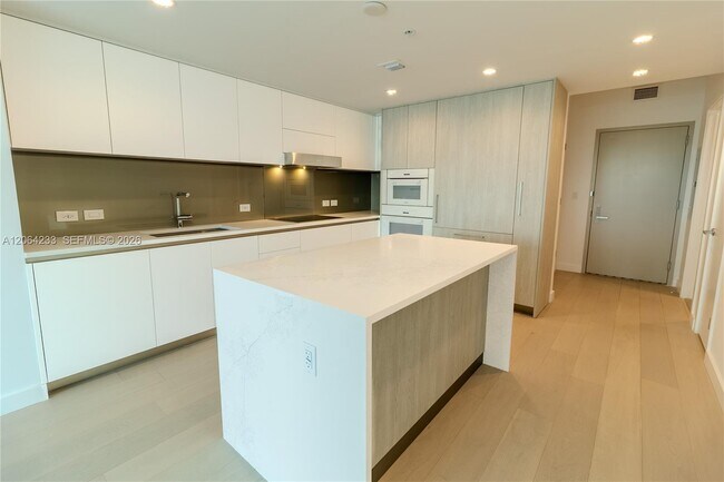 9221 E Bay Harbor Dr Unit 307