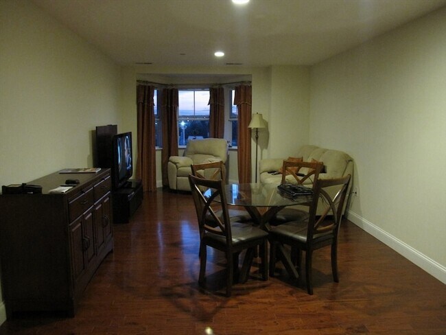 Photo - 120 Wyllis Ave Unidad 319