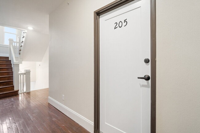 Photo - 702 20th St Unidad 205