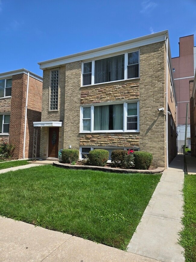 Building Photo - 6039 N Artesian Ave Unit 2