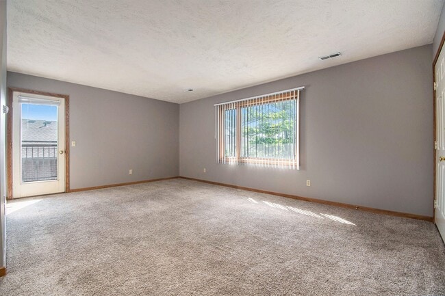 Omaha, NE Woodland Pines Apartments |Living