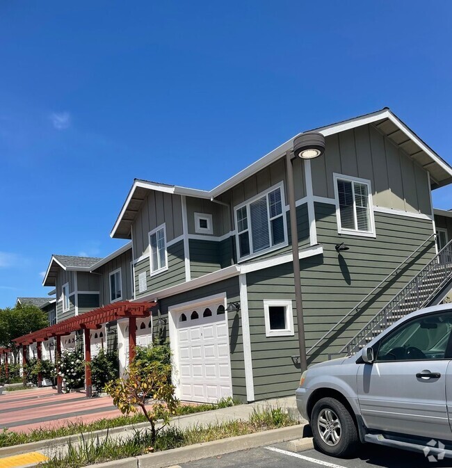 Building Photo - Beautiful North Davis 2bed/2 bath Upstairs... Rental