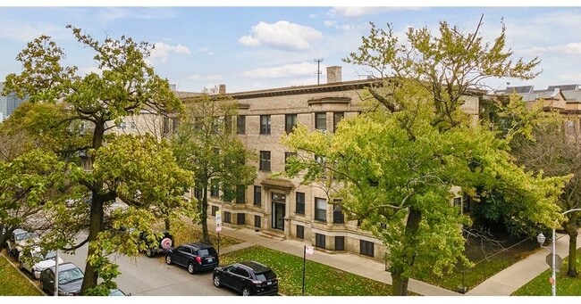 Building Photo - 917 W Waveland Ave Unit 3A