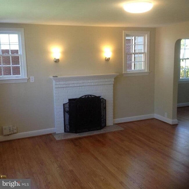 Building Photo - 604 N Emerson St Unit 1